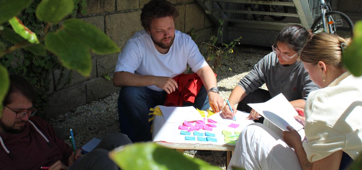 Photo d'un groupe qui collabore en extérieur