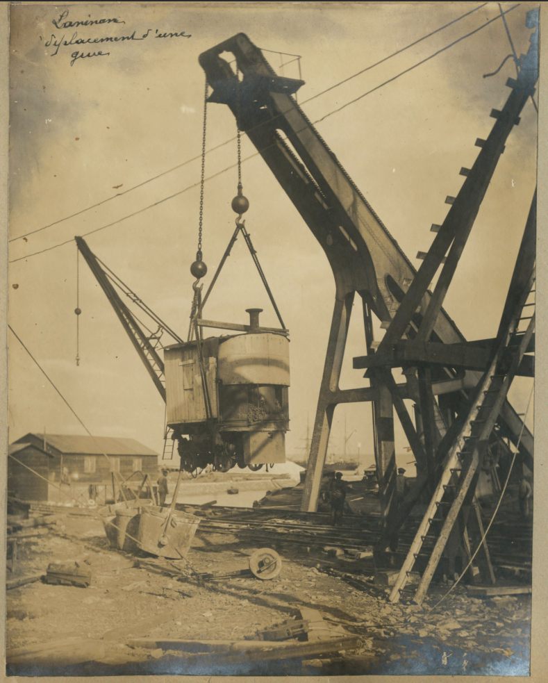 Photographie des années 1900 d'une grue sur le port en chantier de Brest.