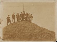 Photographie de groupe. Membres de l'Eisteddfod de Carmarthen (1911) sur une colline au pays de Galles.