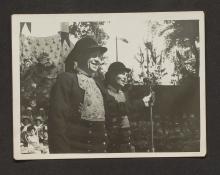 Photographie de Pierre-Jakez Hélias en costume bigouden aux Fêtes de Cornouailles. 