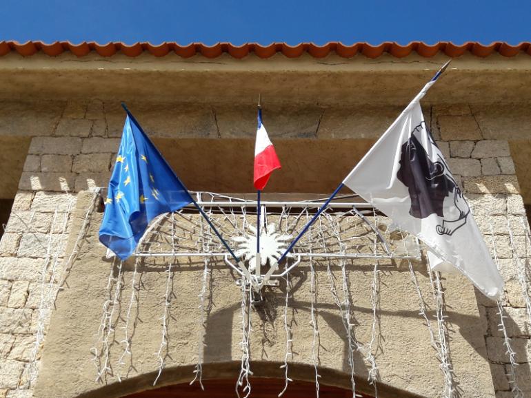 Fronton de la mairie de Pianottoli Caldarello, en Corse (avril 2019)