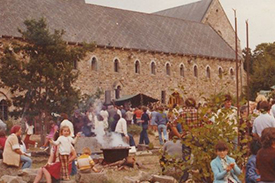 Vue du parvis de l’Abbaye de Boquen, fêtes de la moisson (août 1975)