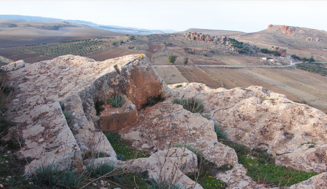 Zone d’extraction de pierres de taille au sommet d’un affleurement, à proximité de Dougga.