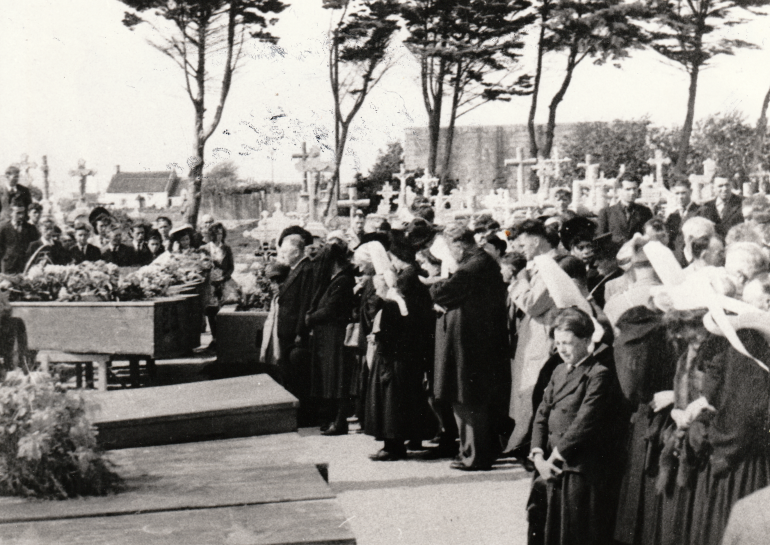 Inhumation civile des fusillés du Steir Poulguen à Penmarch le 31 août 1944