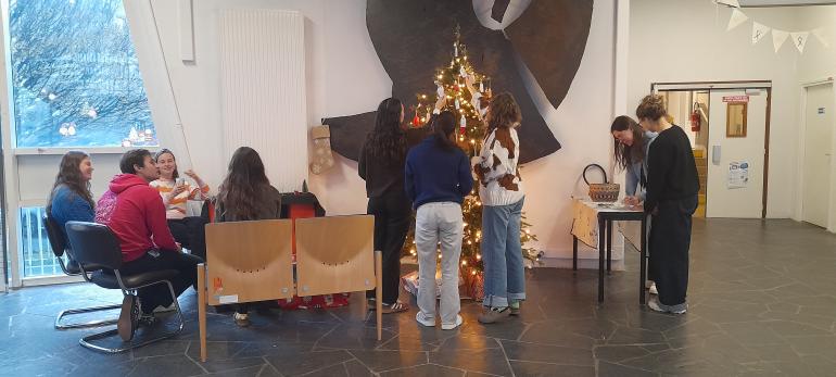 étudiants autour du sapin