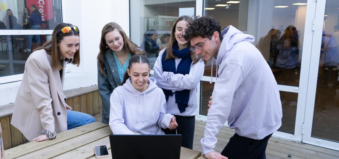 couloirs, etudiantes, Étudiants, Faculté de Médecine, Groupe étudiant, 