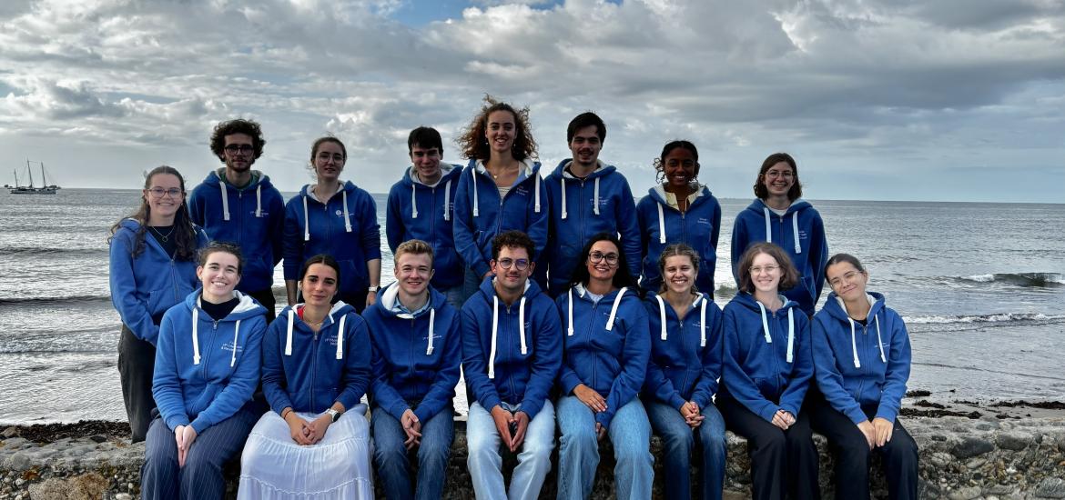 groupe bureau du tutorat , en arrière plan paysage mer