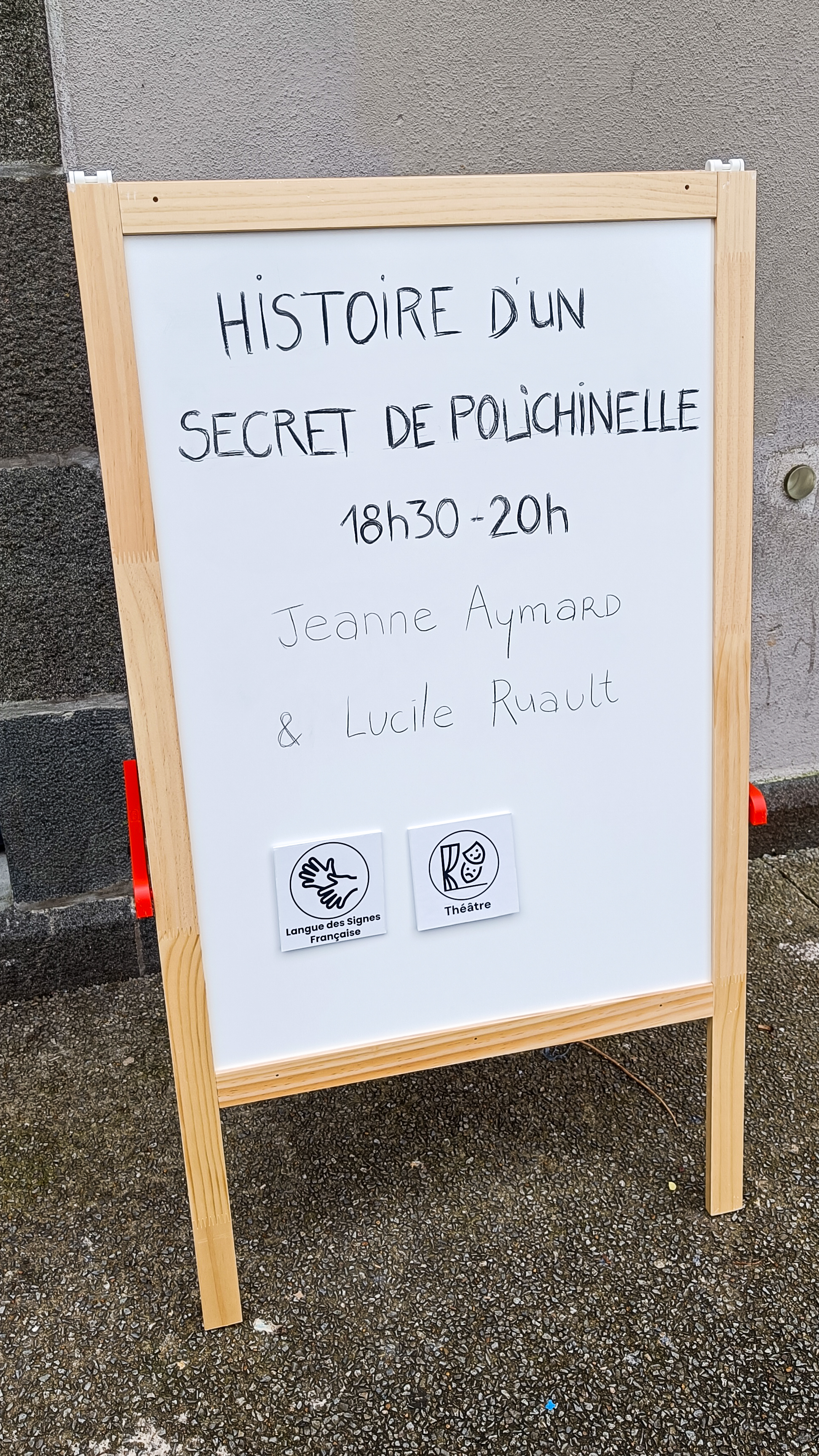 Chevalet stop-trottoir avec un texte et des pictogrammes