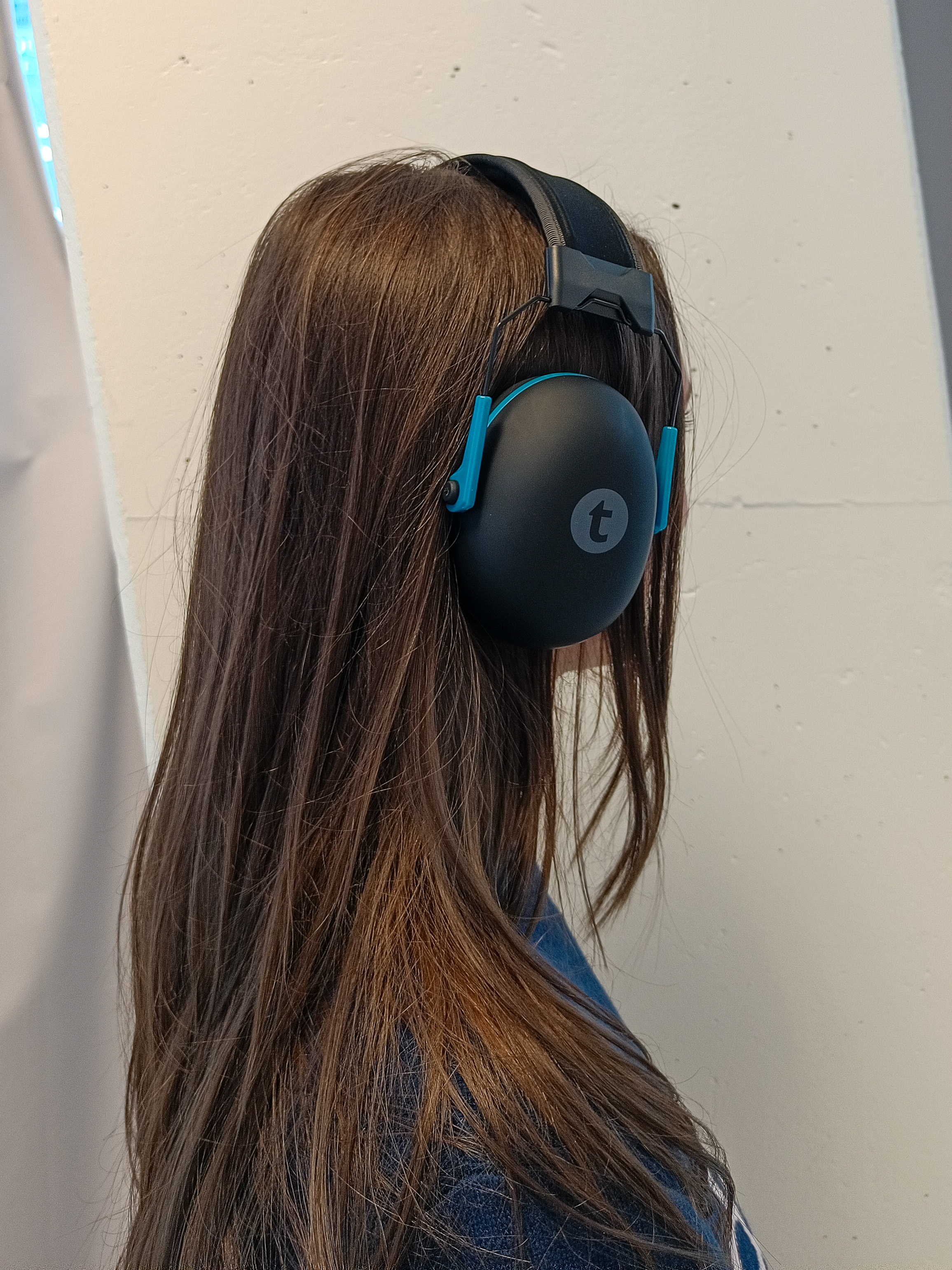 Femme portant un casque anti-bruit