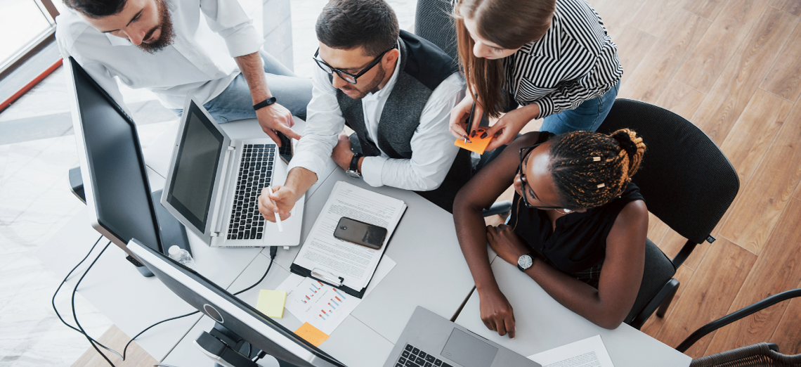 Visuel pour présenter les formations en droit et administration des organisations