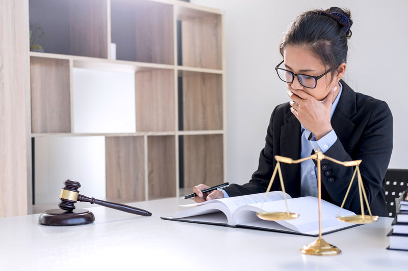Femme avocate étudiant un dossier