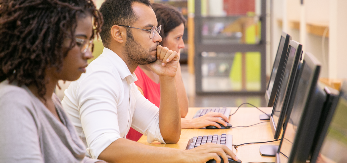 personne en train de travailler sur des ordinateurs