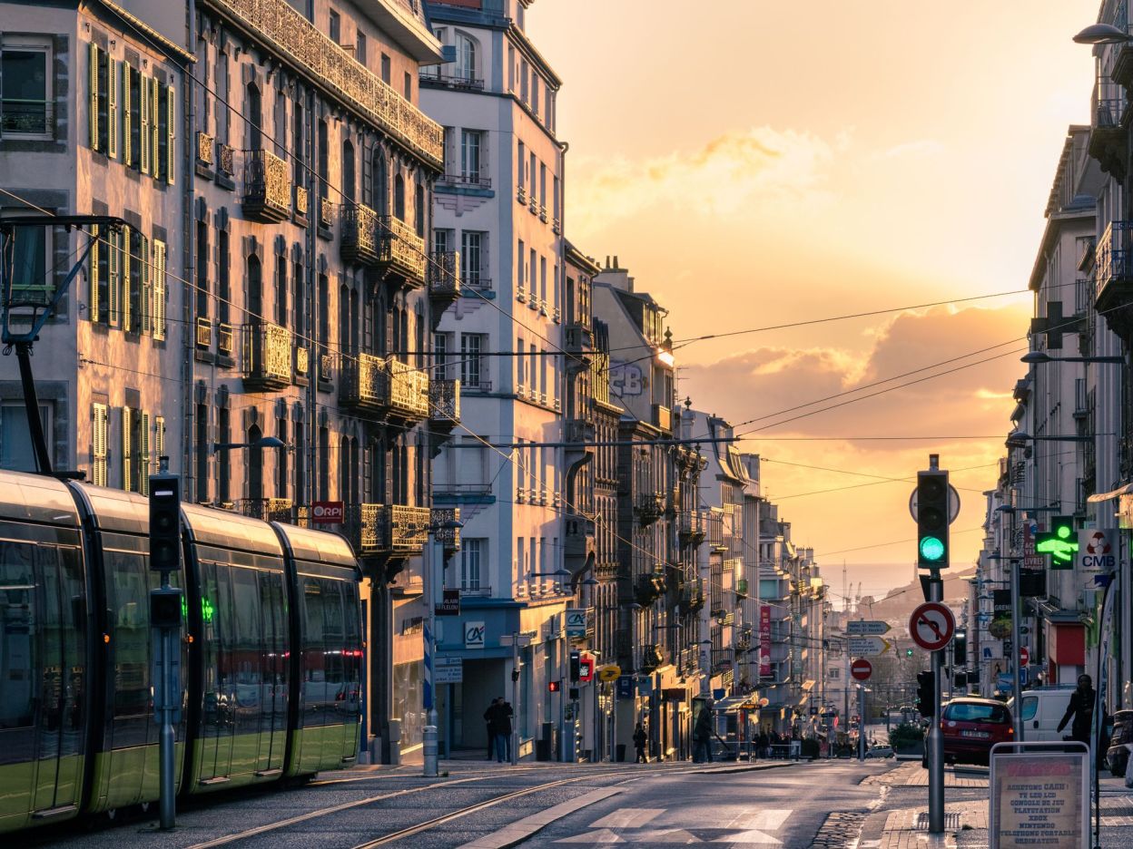 Rue Jean Jaurès au coucher de soleil