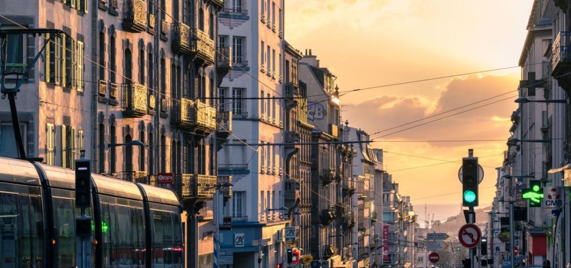 Rue Jean Jaurès au coucher de soleil