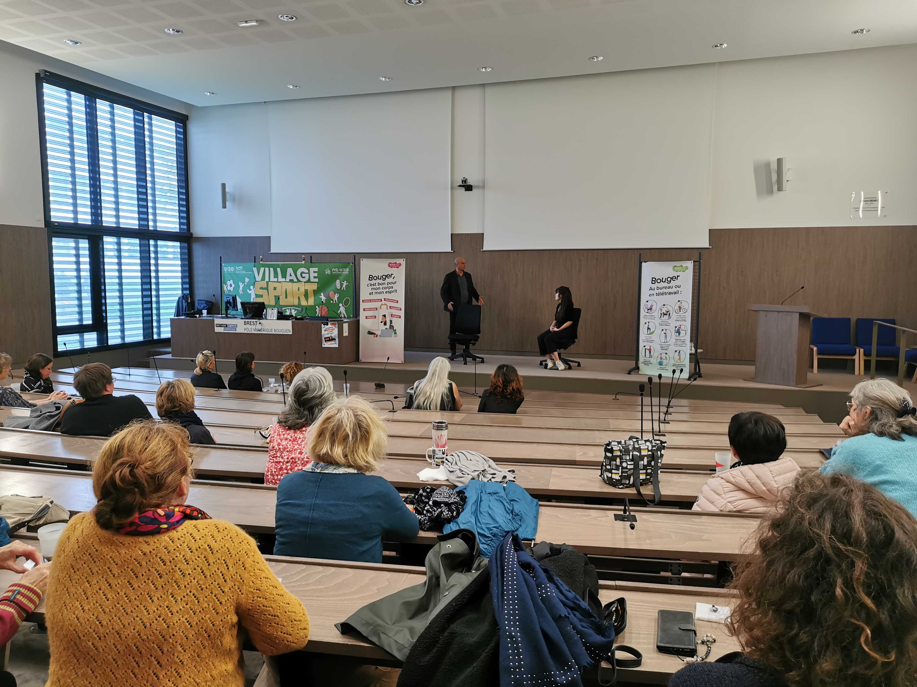 des collègues participent à un théâtre-forum