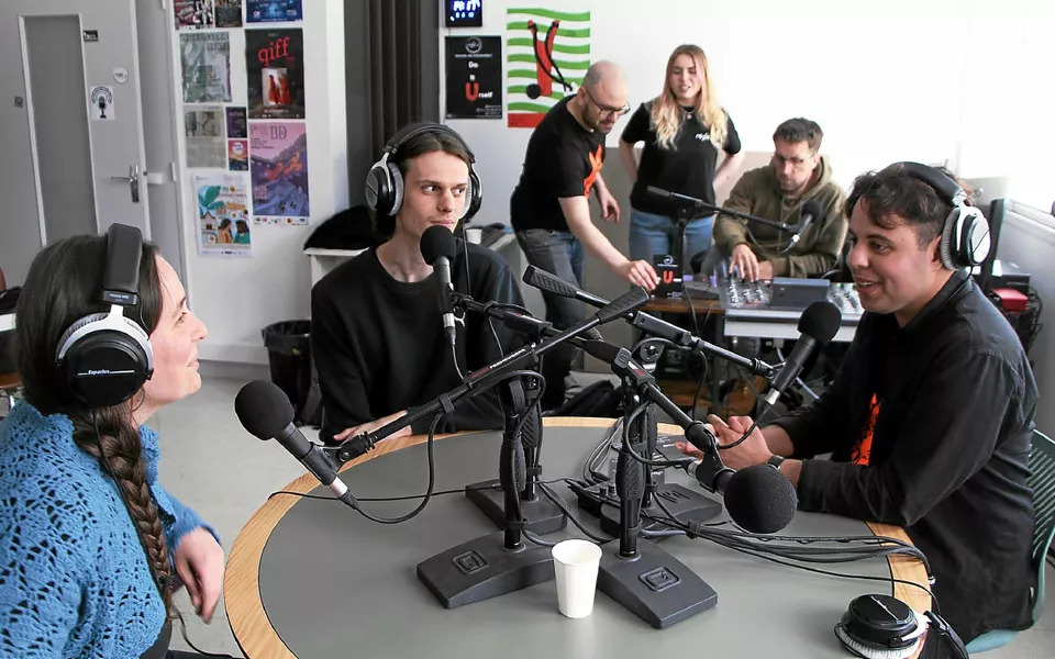 étudiants faisant de la radio