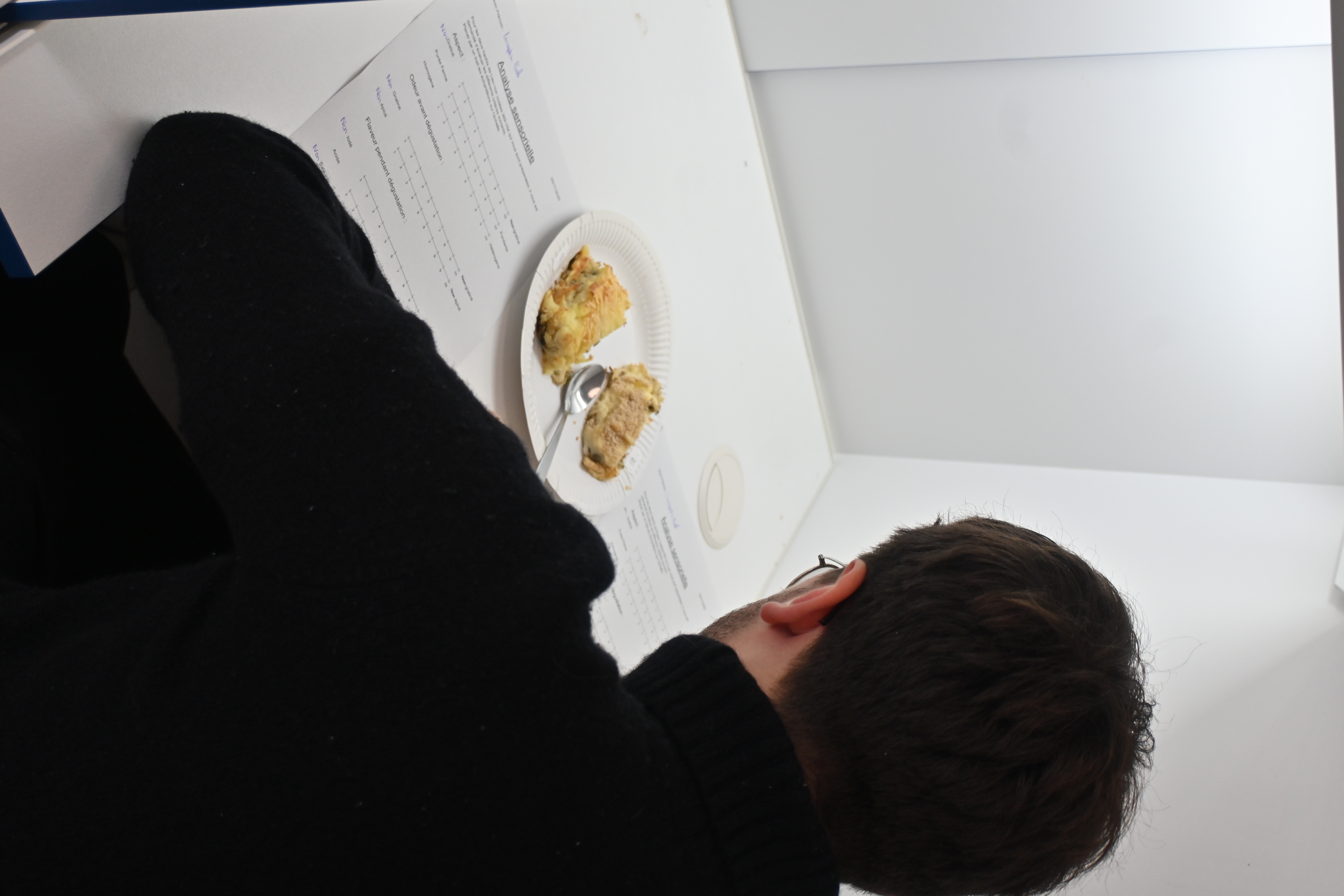étudiant devant une assiette