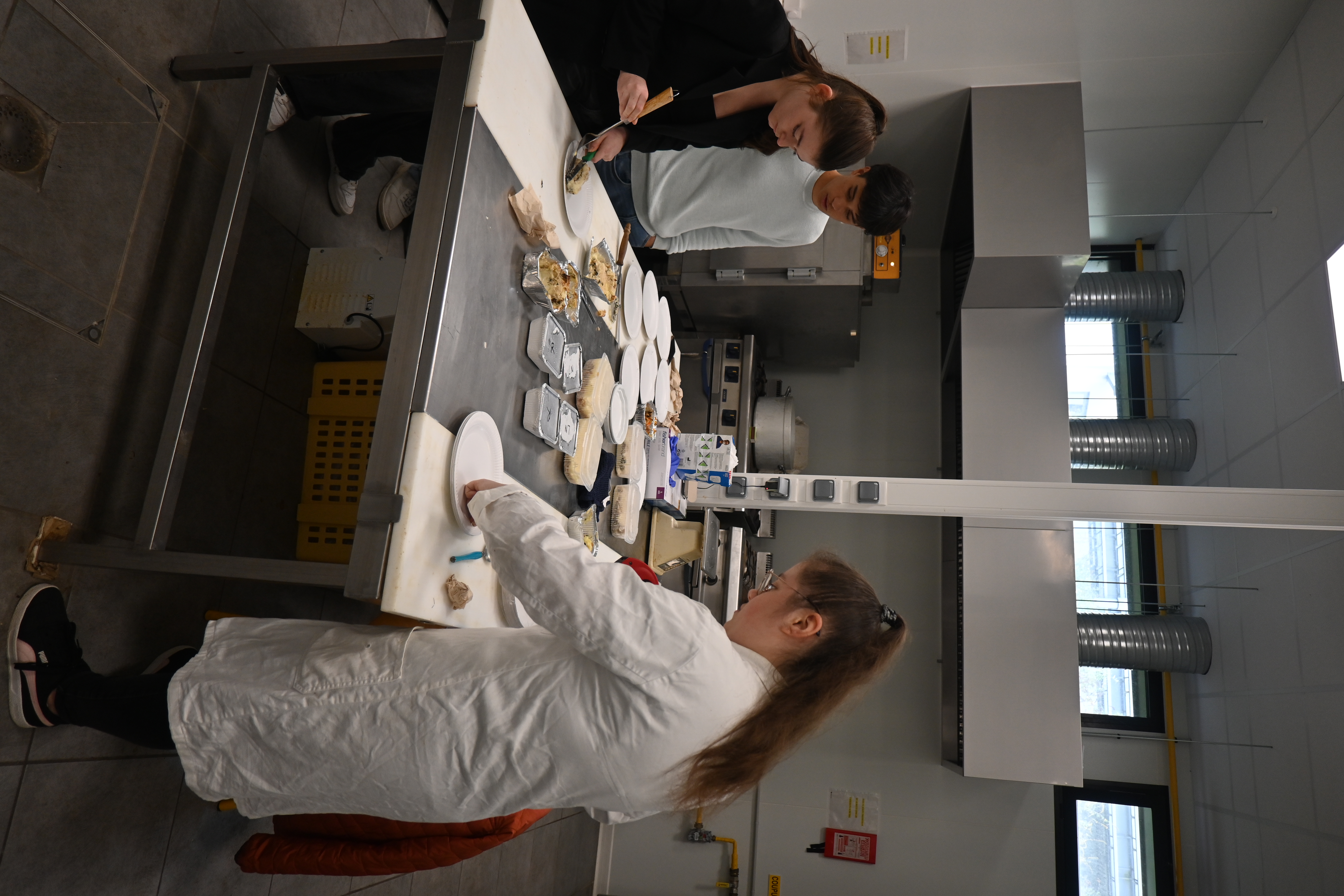 étudiants en train de travailler dans un laboratoire