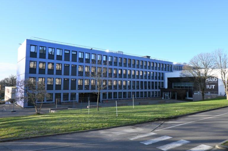 La façade rénovée d'un bâtiment de l'IUT Quimper