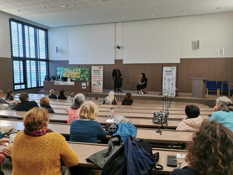 Des collègues participent à un théâtre forum