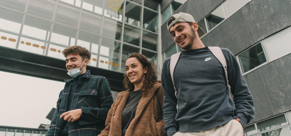 étudiants marchant sur le campus