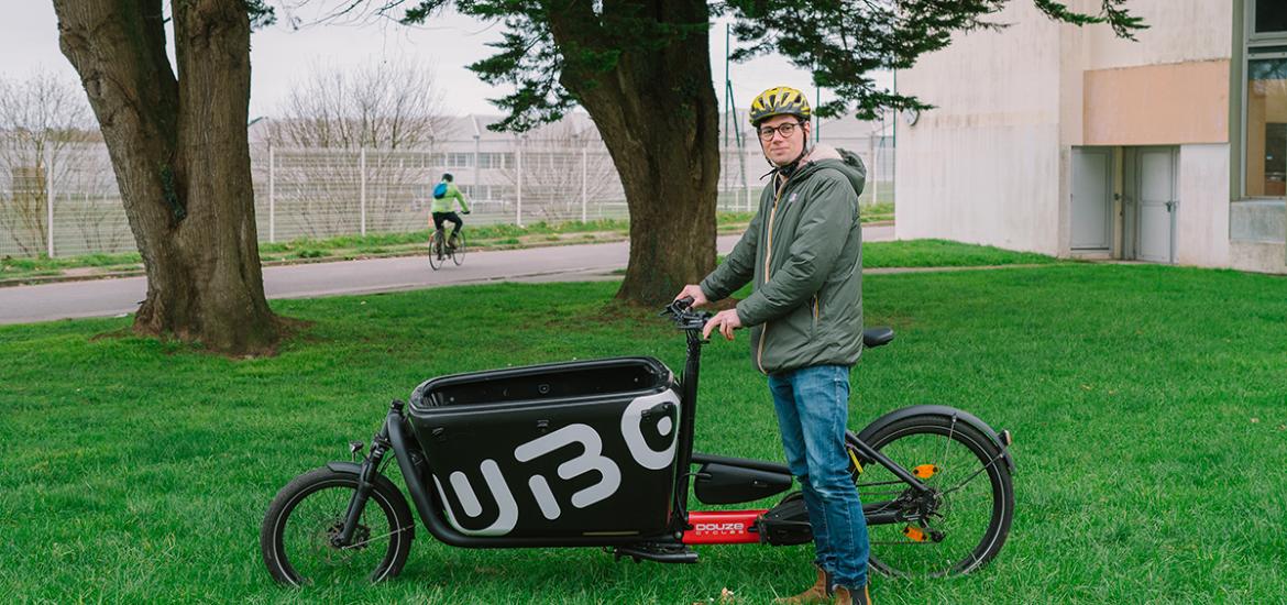 Un agent de l'UBO en vélo cargo